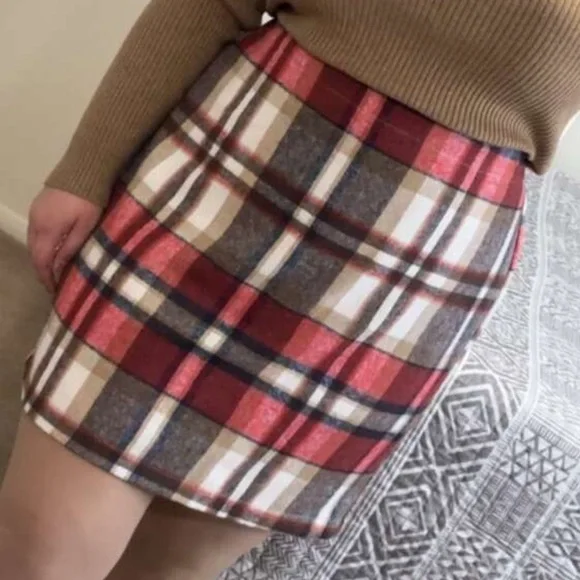 PLUS Plaid Skirt - Picture 6 of 6